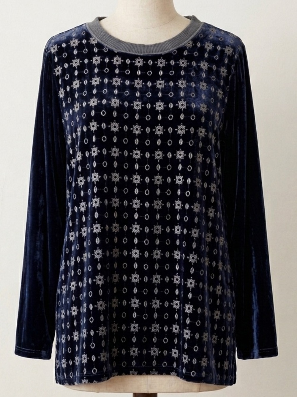 JOHNNY WAS Navy Silk Blend Velvet Long Sleeve Top, Size Large.